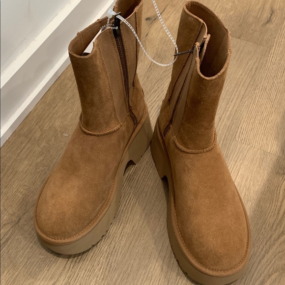 NWOB UGG Women’s New Heights platform side zipper suede boots size 9 - Picture 1 of 4